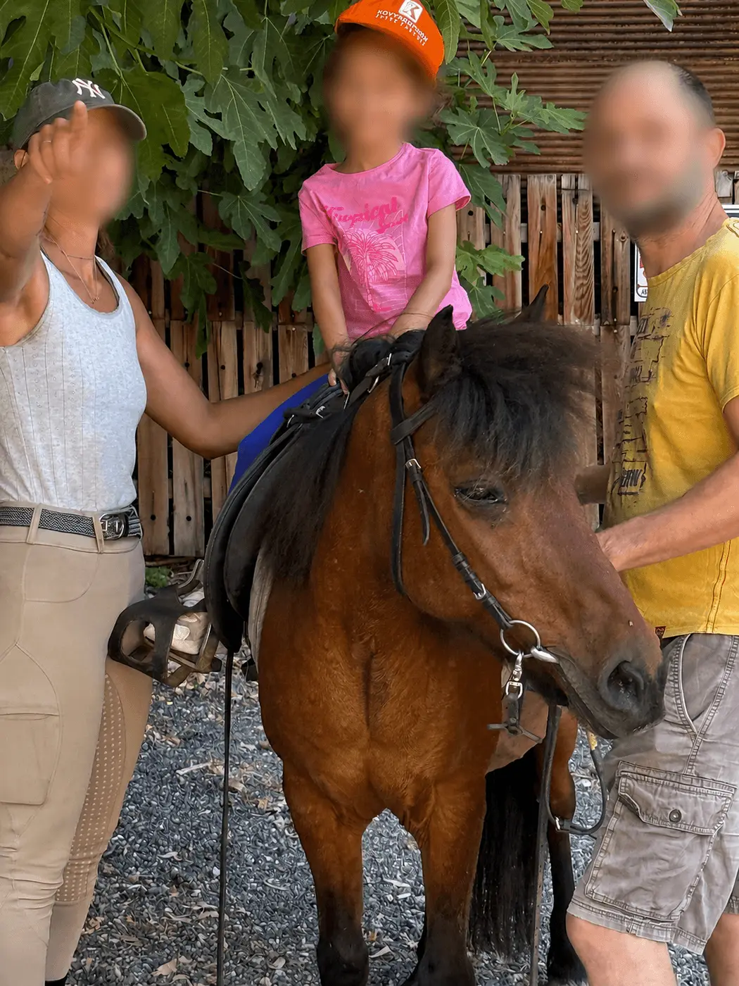 Παιδί σε βόλτα με πόνι