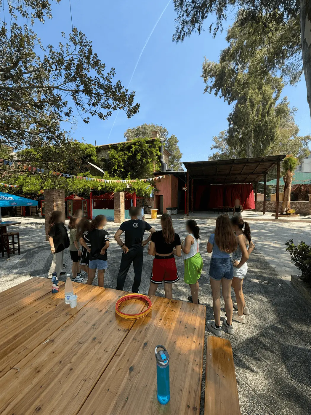 Ομαδική προετοιμασία για παιχνίδι στο camp