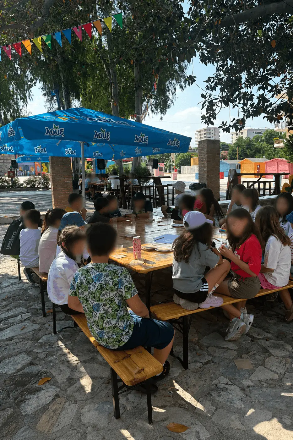 Παιδιά γύρω από τραπέζι δραστηριοτήτων